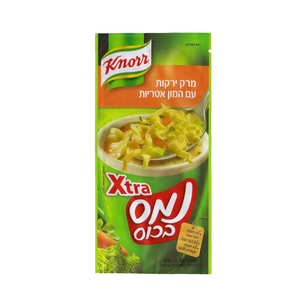 נמס בכוס מרק ירקות עם המון אטריות